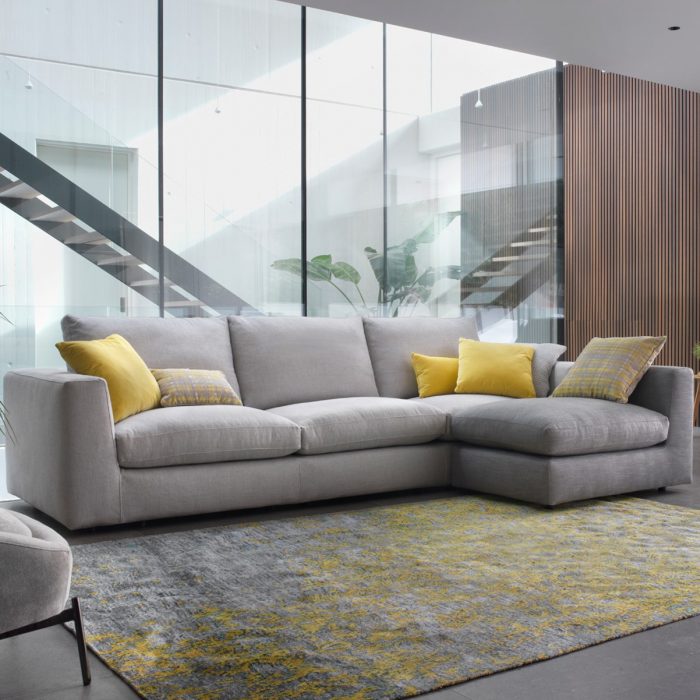 Composición en un hogar combinacion de cojines del sofa fijo modelo alameda 9 de la firma KOO internacional y comercializado por MGF Muebles Garcia Ferrer
