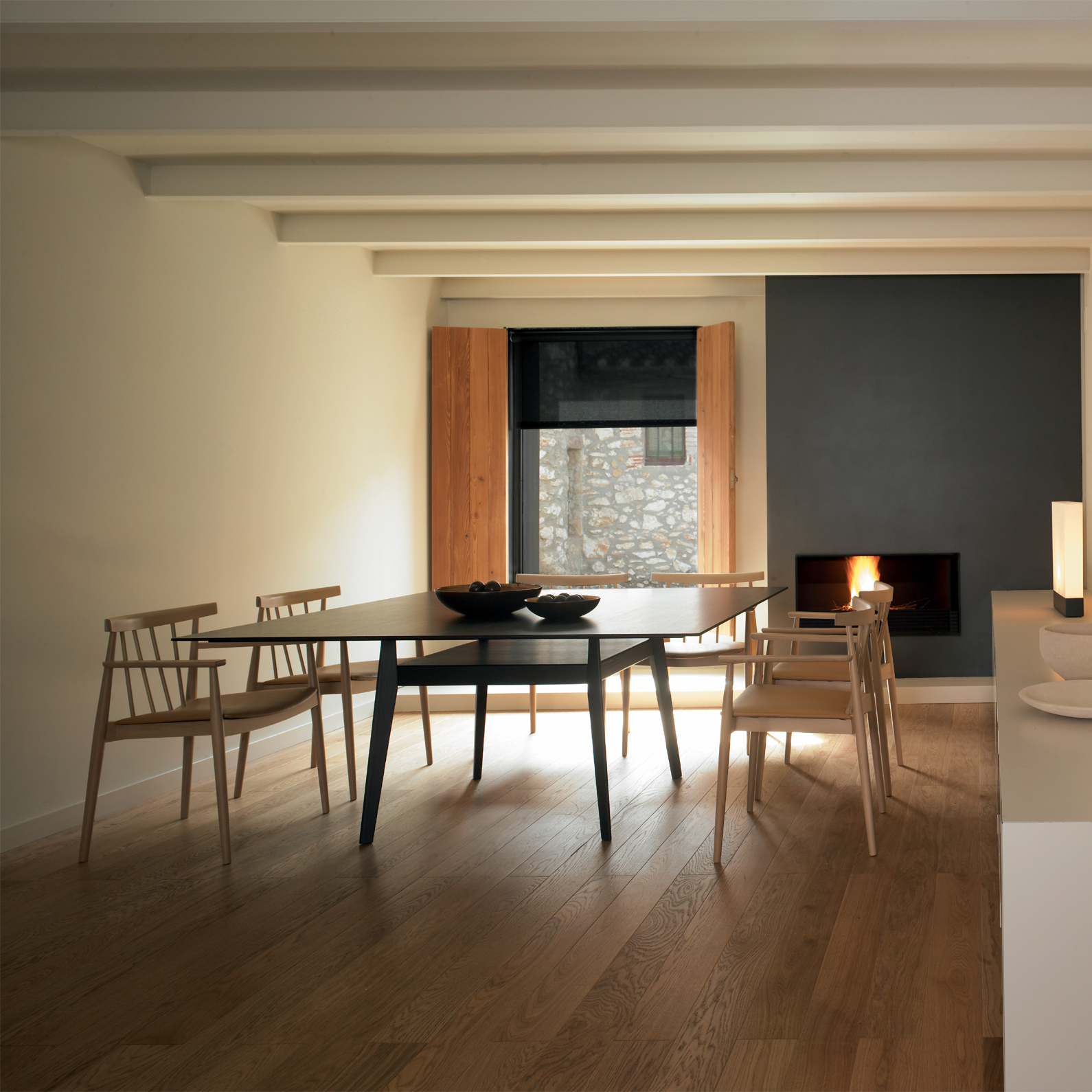 Silla Smile Andreu World en ambiente de salón-comedor, silla de diseño | MGF Mueble Garcia Ferrer