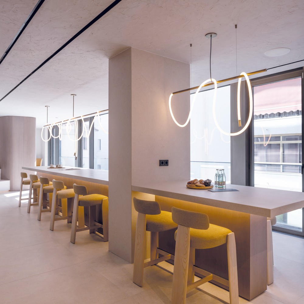 Taburete Oru Andreu World, taburete de diseño de tres patas para barra o isla | MGF | Mueble Garcia Ferrer